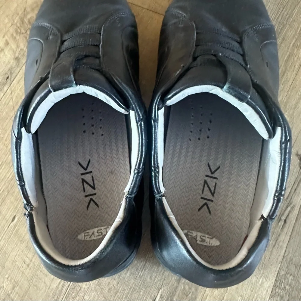 Kizik New York Leather Laceless Hands Free Slip on Leather Sneaker